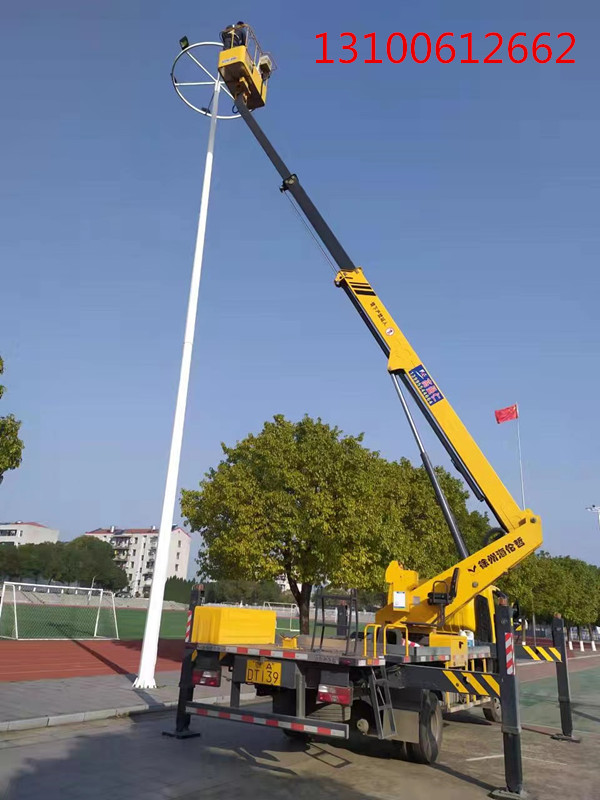 輕型伸縮臂高空車更換照明路燈施工現(xiàn)場(chǎng)，效率高