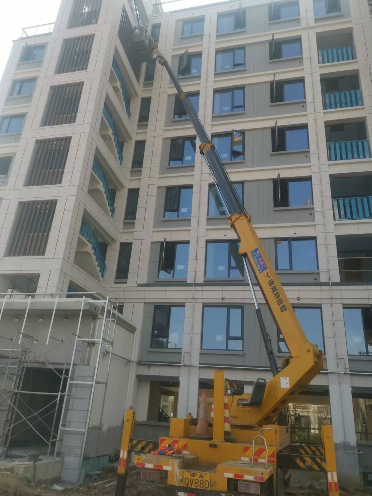 伸縮臂高空車載人高空作業(yè)現(xiàn)場(chǎng)