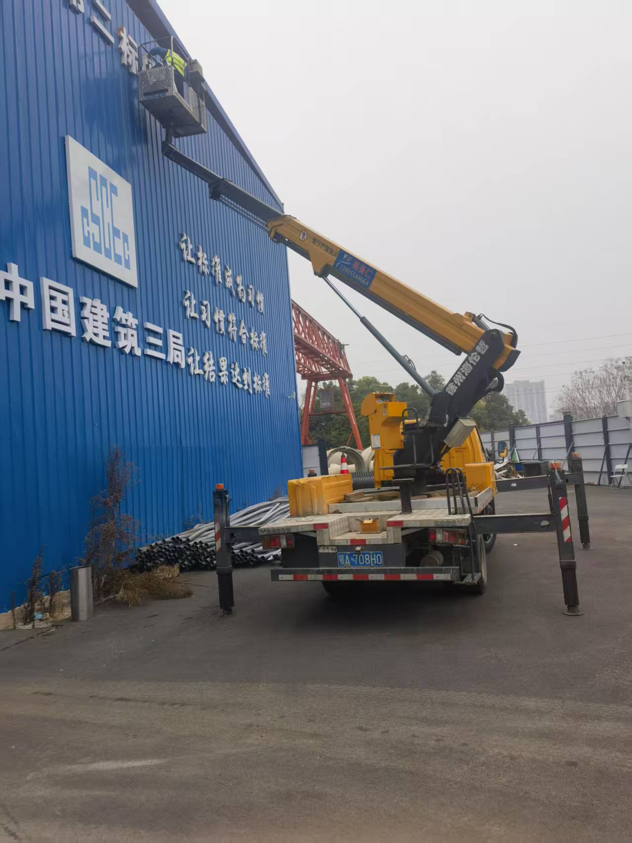 22米車載登高車安裝工地施工標(biāo)識(shí)牌施工現(xiàn)場(chǎng)
